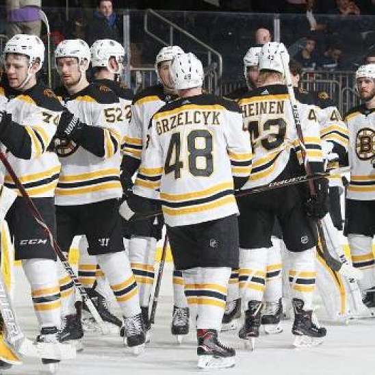 НХЛ: Продолжение победной серии Бостона