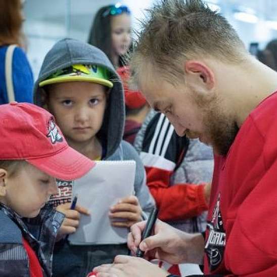 Фото: Автограф-сессия с игроками ХК "Донбасс"