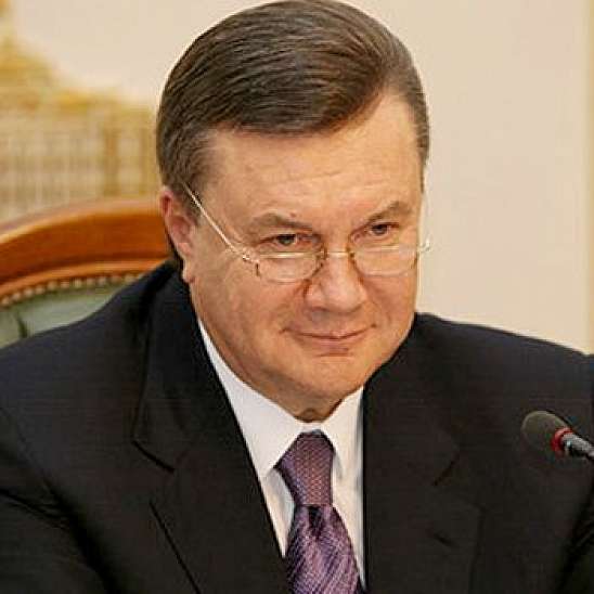 Виктор Янукович поздравляет ХК "Донбасс"