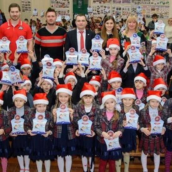 Фонд Бориса Колесникова и ХК Донбасс поздравит 58 тысяч детей Донбасса с Днем Николая