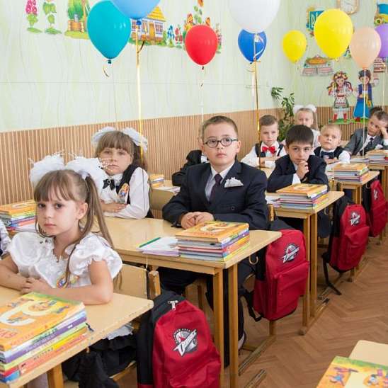 ХК Донбасс и благотворительный Фонд Бориса Колесникова поздравили школьников Донецкой области с Первым сентября
