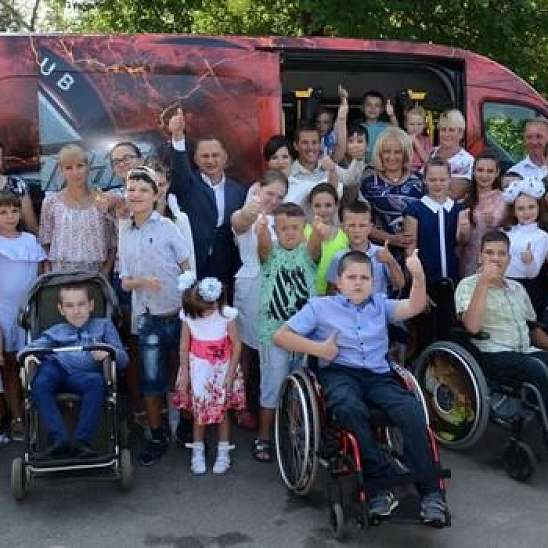 Борис Колесников подарил специализированный микроавтобус Центру социальной реабилитации детей-инвалидов в Прилуках