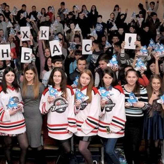 Фонд Бориса Колесникова и ХК Донбасс поздравили 58 000 детей Донбасса с Днем Святого Николая