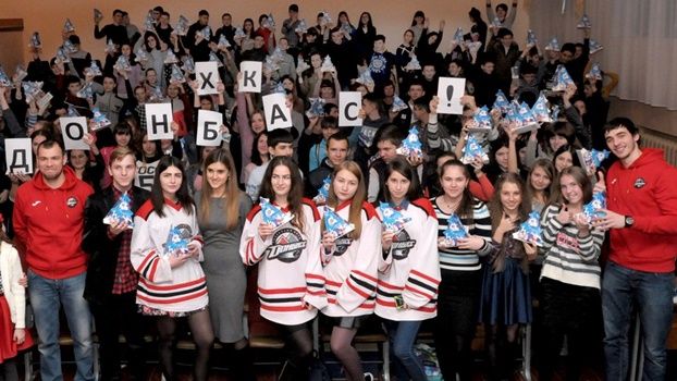 Фонд Бориса Колесникова и ХК Донбасс поздравили 58 000 детей Донбасса с Днем Святого Николая