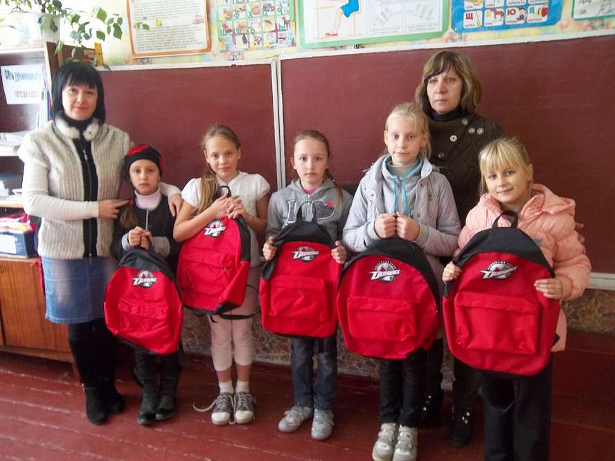 Подарки от ХК "Донбасс" школьникам Красного Лимана