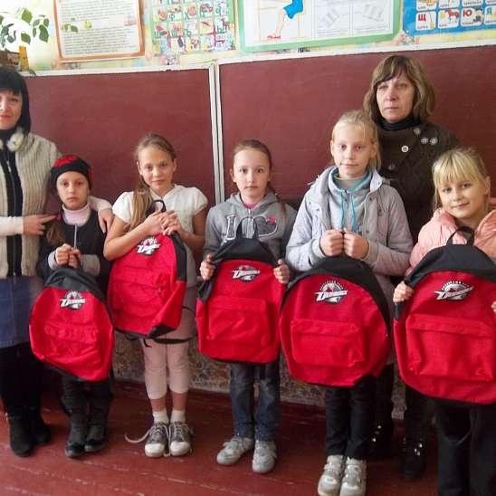 Подарки от ХК "Донбасс" школьникам Красного Лимана
