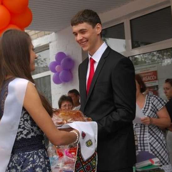Виктор Захаров поздравил школьников Тореза с окончанием учебного года