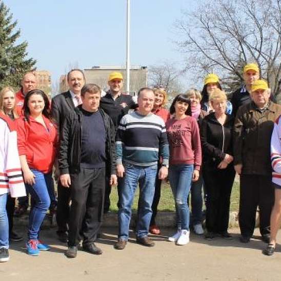 Знамя Индустрии и ХК Донбасс посадили в Константиновке новую аллею