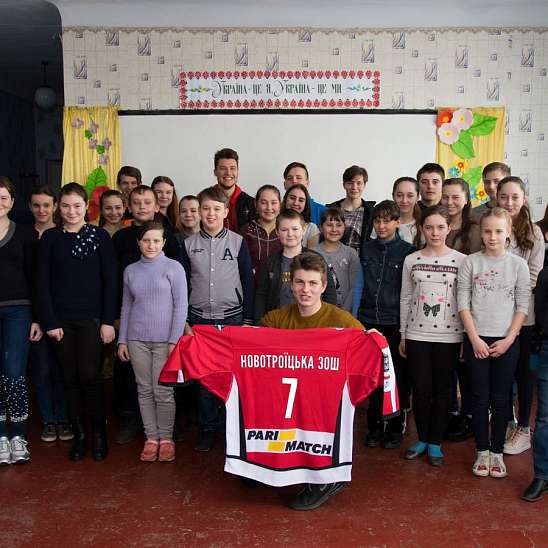 Школьники четырех населенных пунктов Покровского района присоединились к фан-клубу ХК «Донбасс»