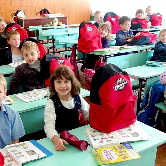 Подарки от ХК "Донбасс" ребятишкам пришлись по нраву