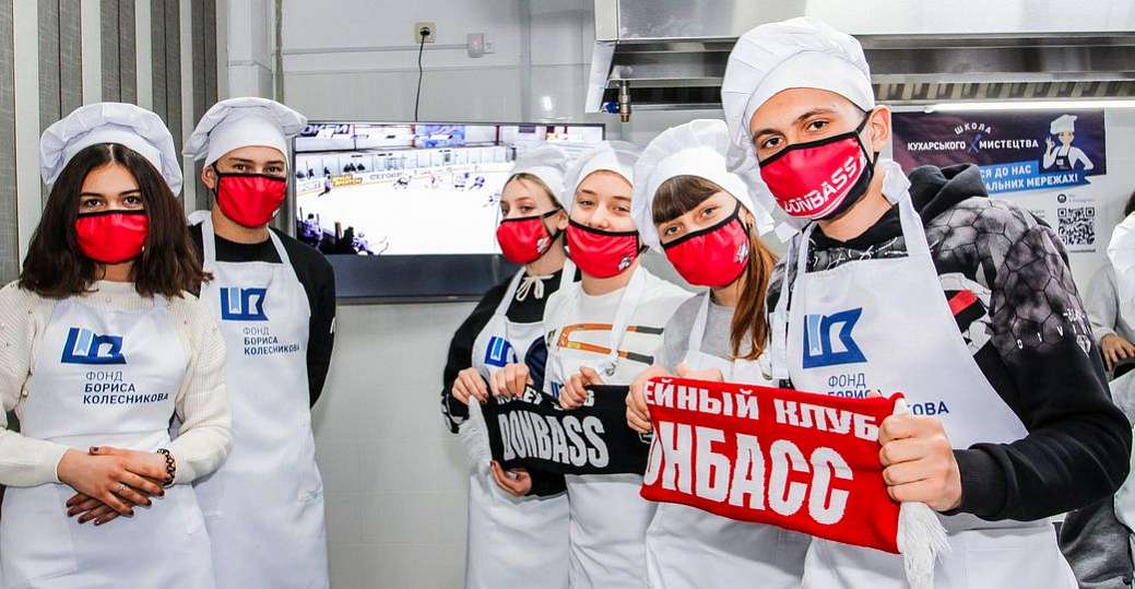 Хоккейные фанаты посетили Школу поварского искусства: они готовили бургеры и болели за ХК «Донбасс»