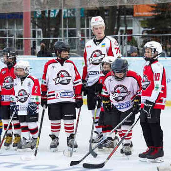 Хоккейный клуб Донбасс на открытии катка в Мариуполе