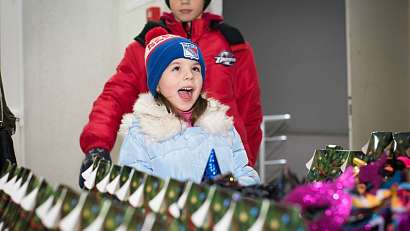 60 000 детей получили подарки от ХК «Донбасс»