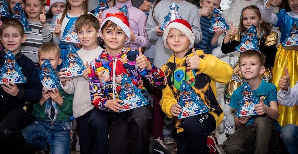 67 000 улыбок: как хоккеисты и благотворители поздравляли детей с Днем Николая