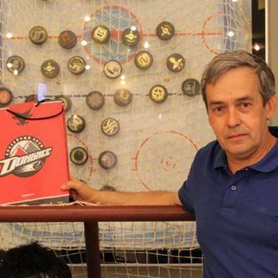 Коллекционер хоккейной атрибутики и фанат ХК Донбасс получил памятные подарки