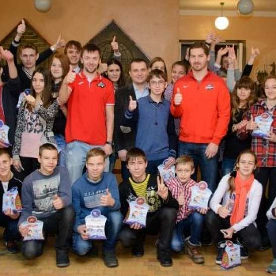 Школы Артемовска и Святогорска получили подарки от Донбасса