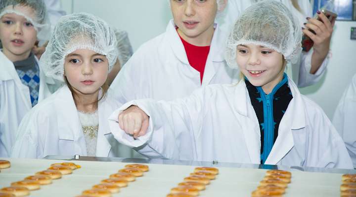 Воспитанники ДЮСШ ХК «Донбасс» из Торецка посетили кондитерскую фабрику «Конти».23.12.2018