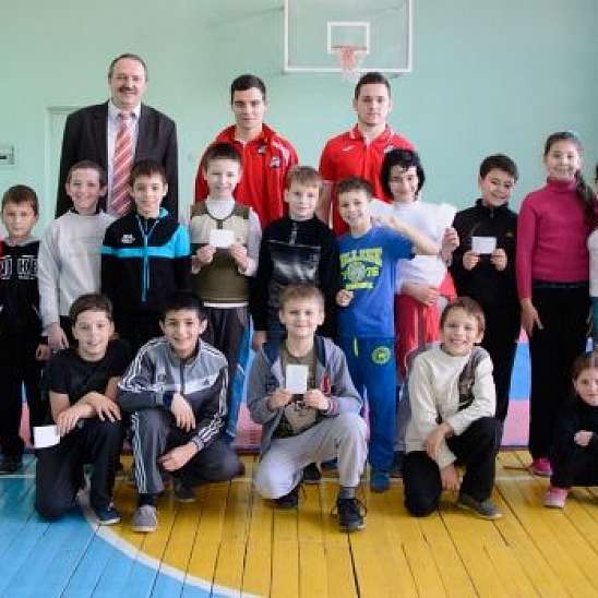 Хоккеисты Донбасса провели уроки физкультуры в школе Константиновки