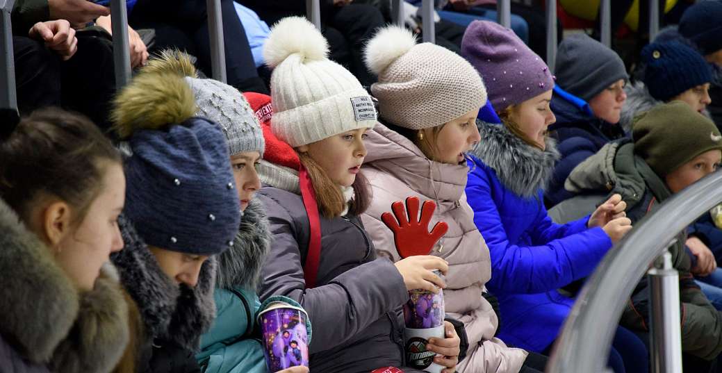Школьники Донбасса посетили с экскурсией фабрику «Конти» и побывали на хоккее
