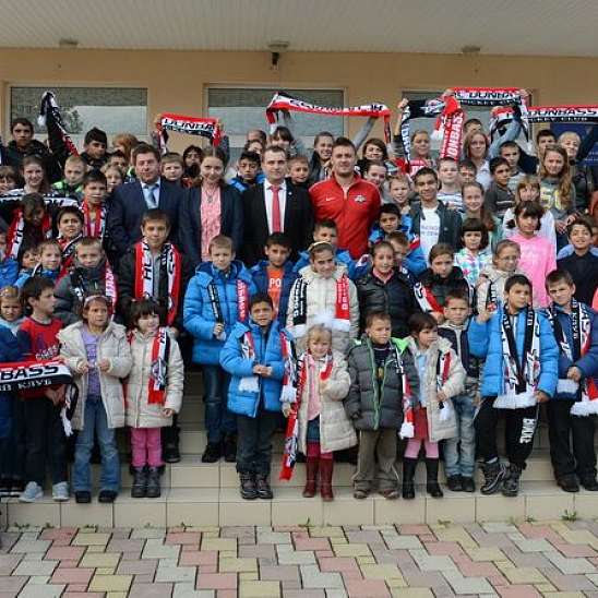 ХК "Донбасс" помогает встретить зиму детям Закарпатья